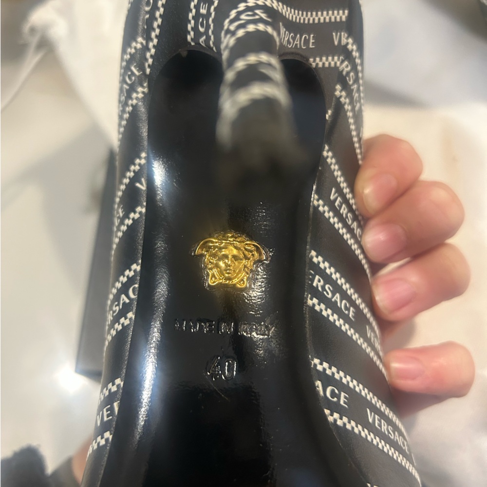 Great condition Versace black and white tribute logo heels - Picture 6 of 10